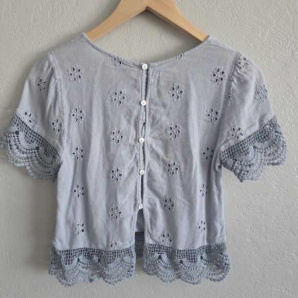 Hollister Womens Blue Embroidered Blouse Eyelet Boxy Crop Top Shirt Size Small - Picture 6 of 6